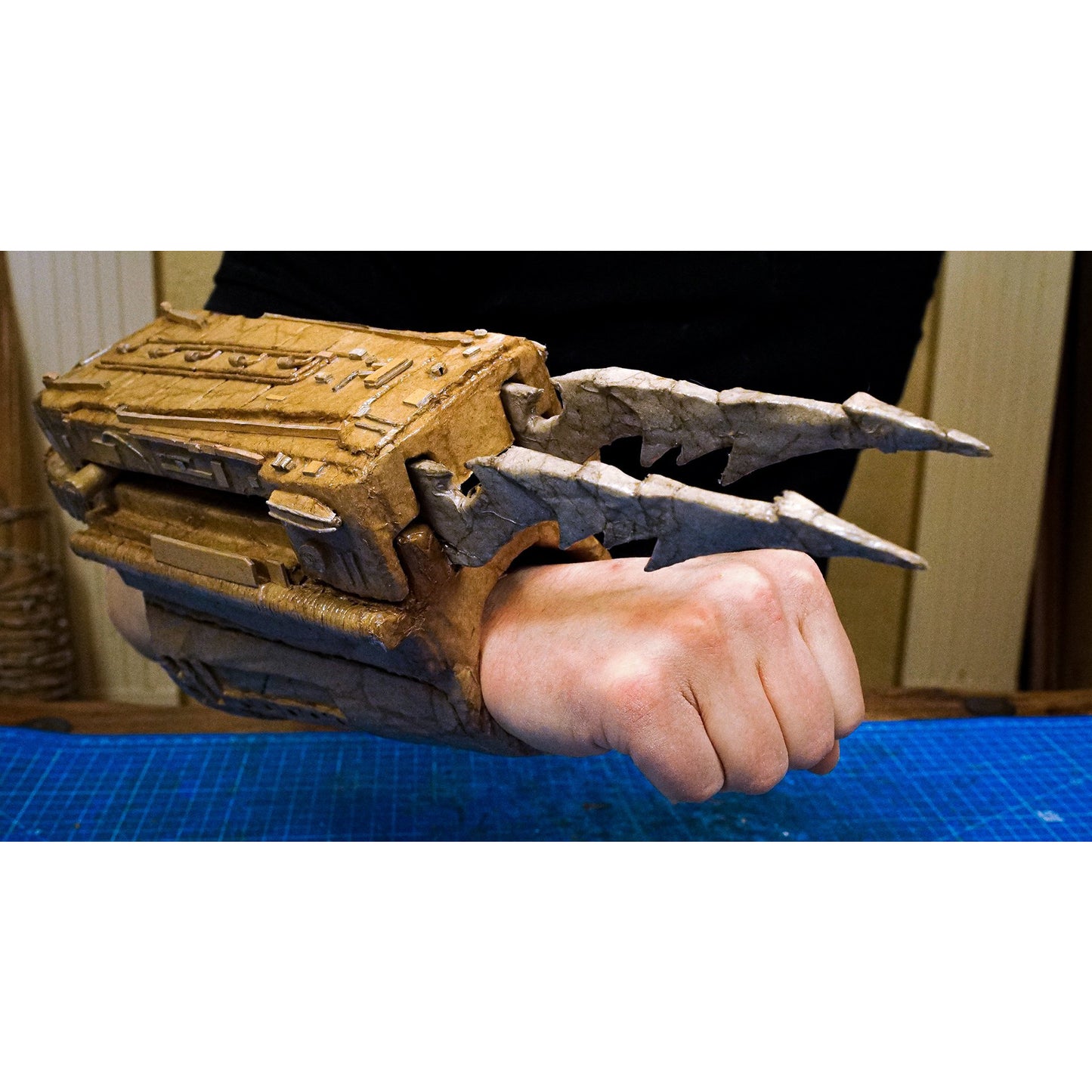 Plantillas de muñeca Predator para DIY de cartón