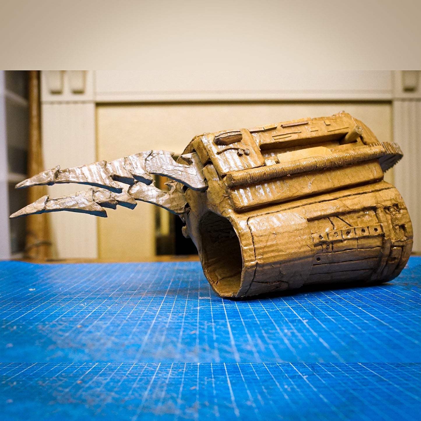 Plantillas de muñeca Predator para DIY de cartón